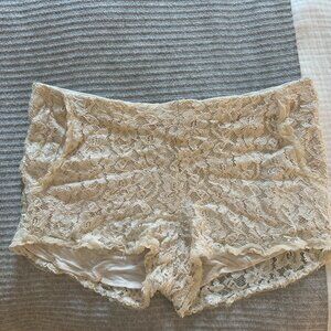 Aritzia Wilfred White Lace Shorts